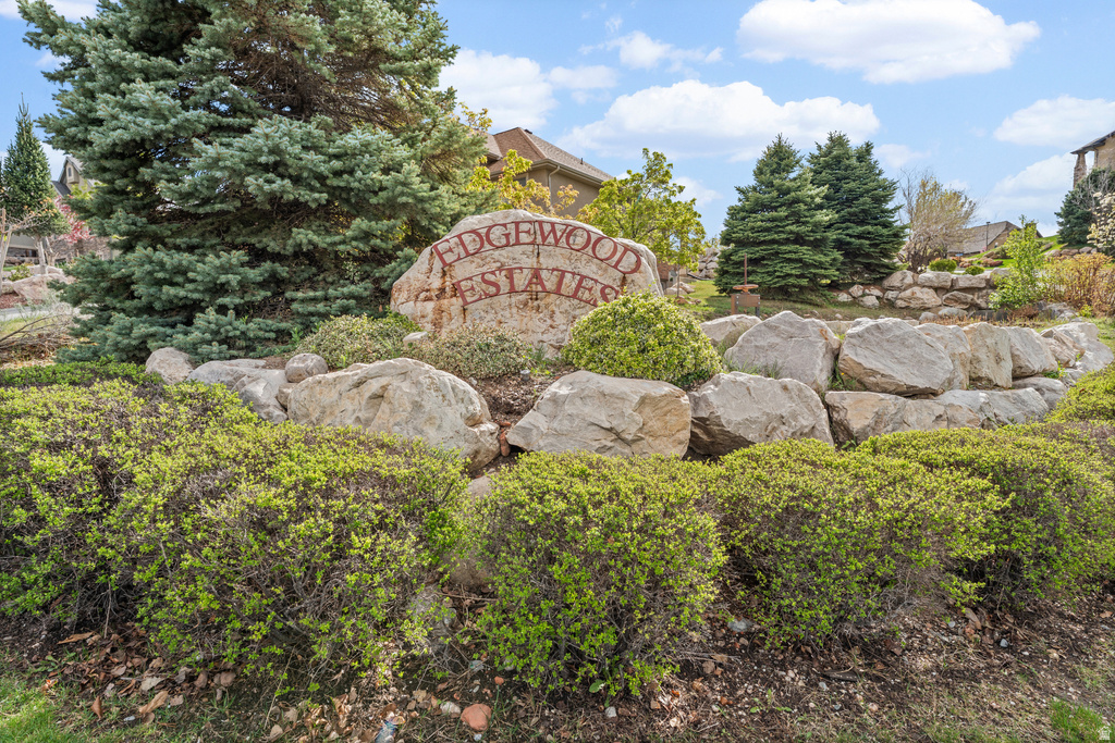 178 E EDGECREST LN North Salt Lake, UT 84054