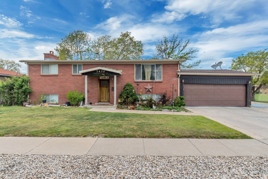 7470 S RAMANEE DR DR Midvale, UT 84047