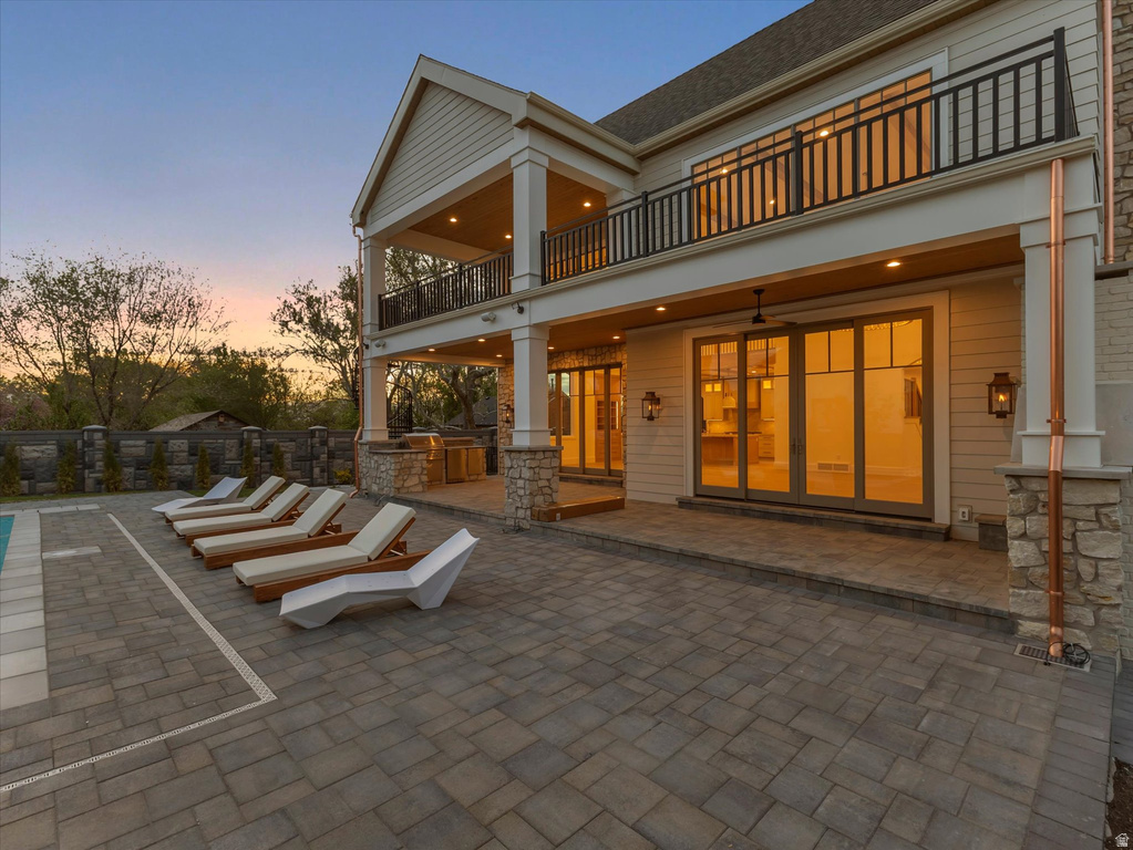 Patio / terrace featuring a patio area, an outdoor kitchen, and a ceiling fan