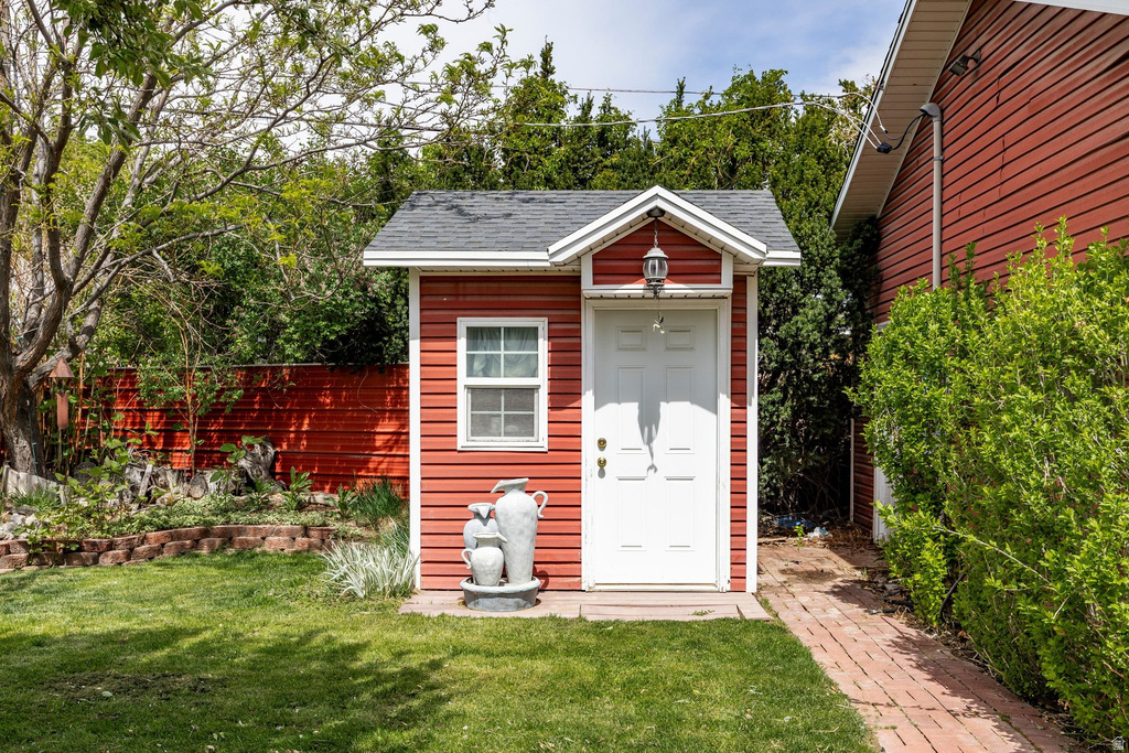 182 W CORNELL DR Midvale, UT 84047