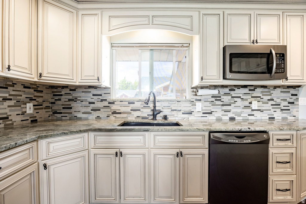 182 W CORNELL DR Midvale, UT 84047