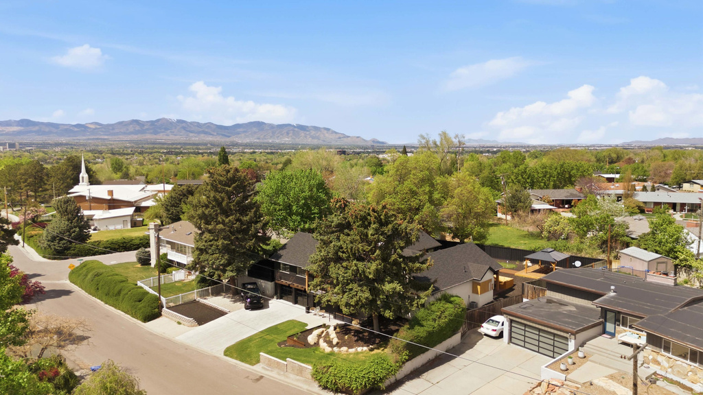 1975 E GUNDERSON LN Holladay, UT 84124