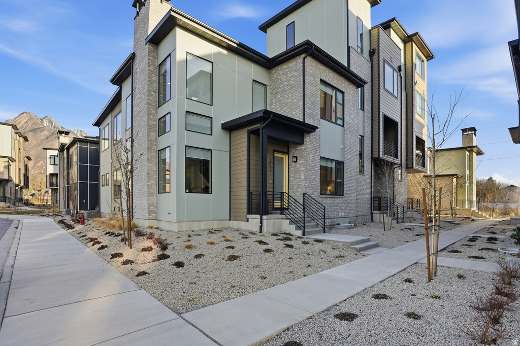 2011 E BEVERLY DR Holladay, UT 84117