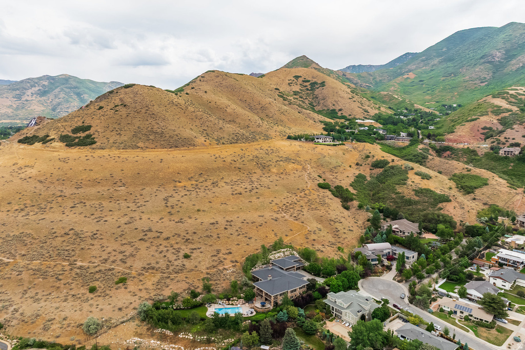 2076 S SCENIC CIR Salt Lake City, UT 84109