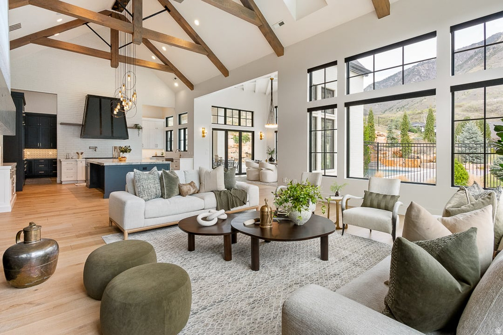 11 E CROSS HILL LN Sandy, UT 84092