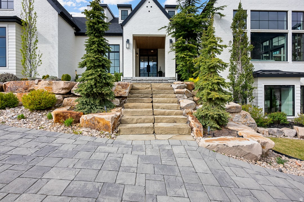 11 E CROSS HILL LN Sandy, UT 84092