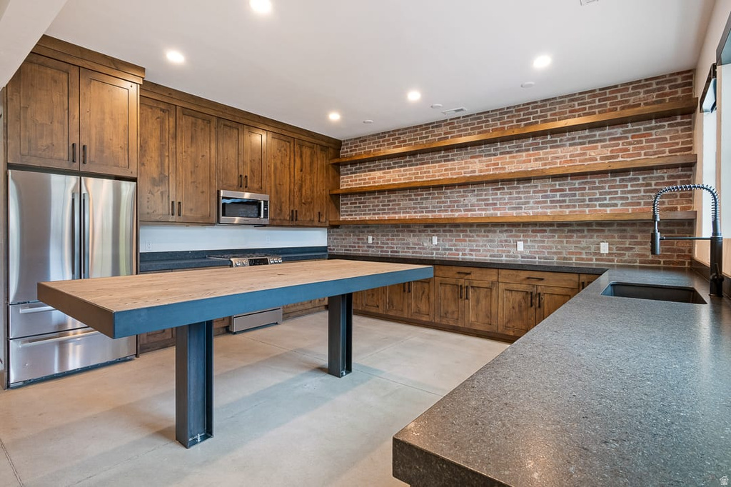 11 E CROSS HILL LN Sandy, UT 84092