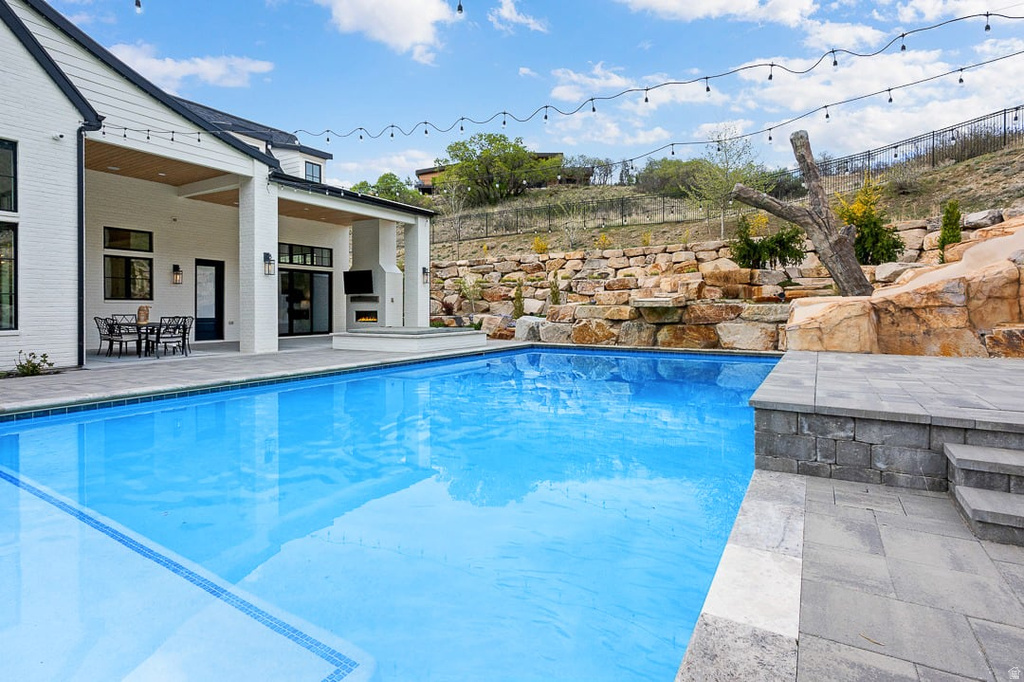 11 E CROSS HILL LN Sandy, UT 84092