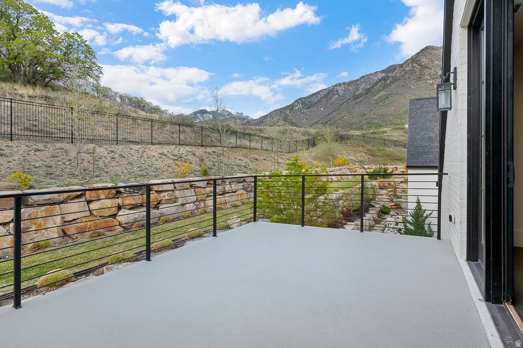 11 E CROSS HILL LN Sandy, UT 84092