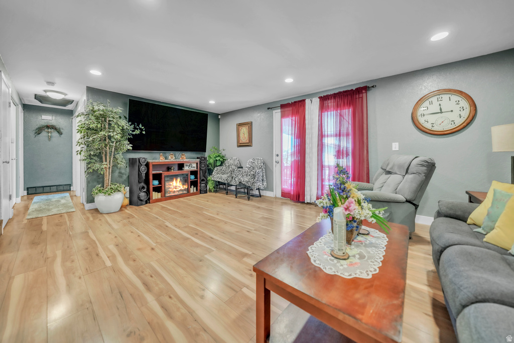 6828 W COPPERHILL DR West Valley City, UT 84128