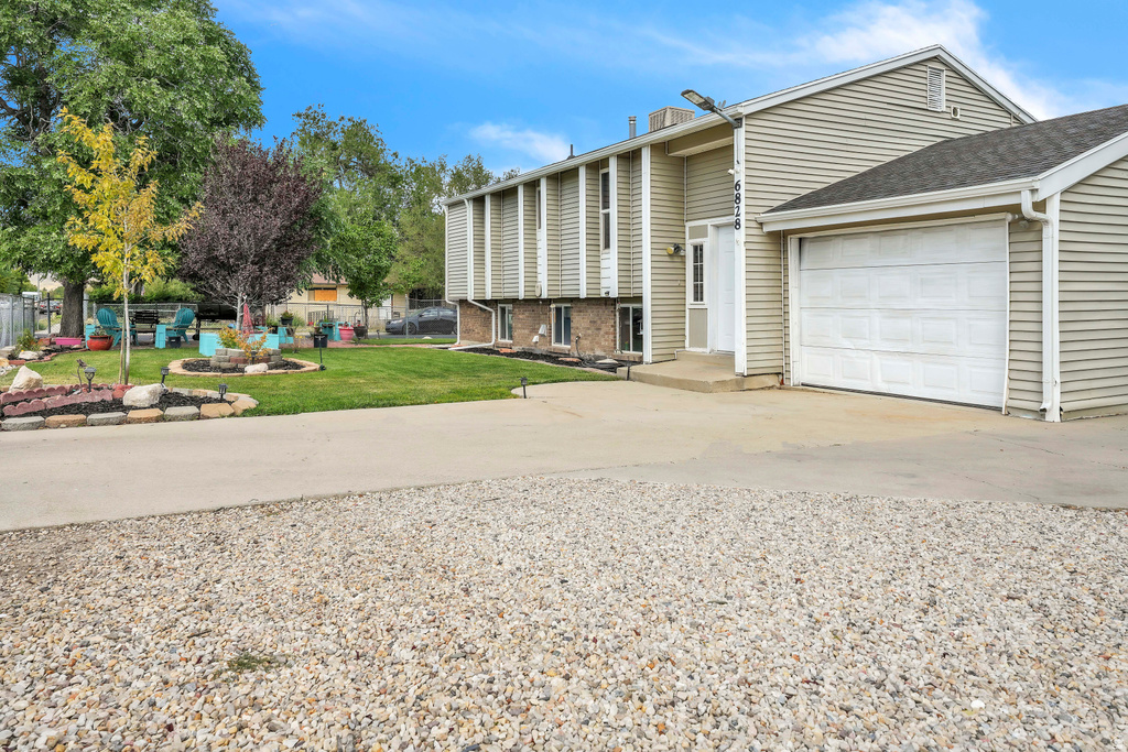 6828 W COPPERHILL DR West Valley City, UT 84128