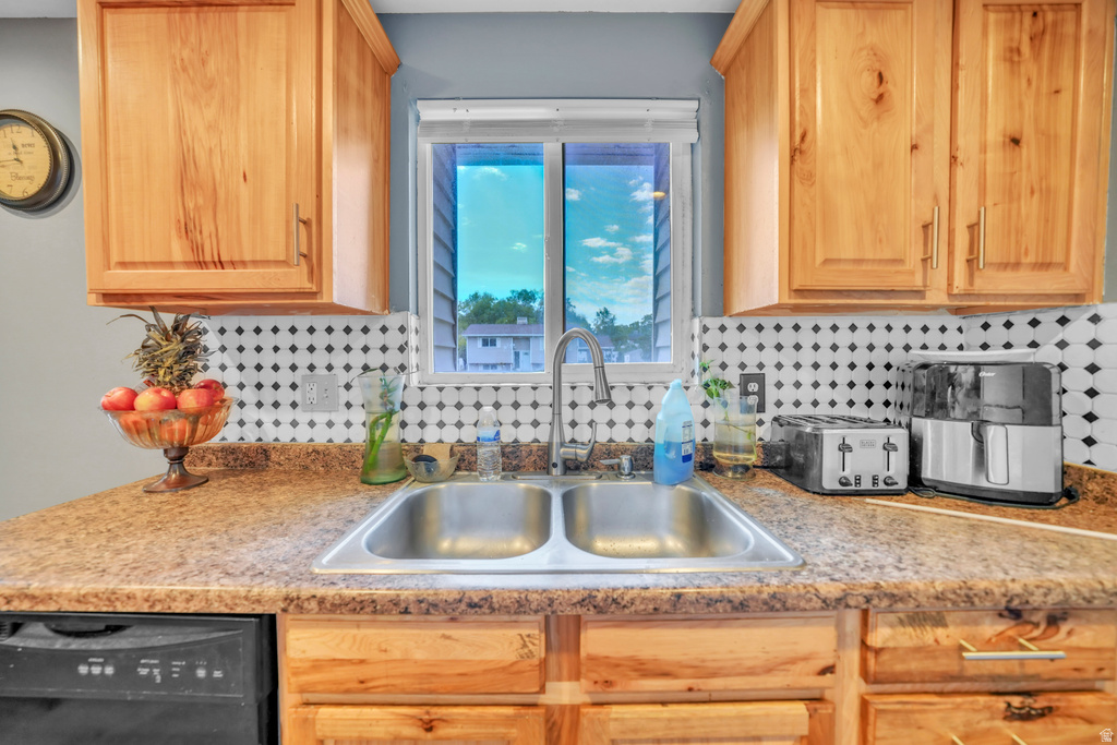 6828 W COPPERHILL DR West Valley City, UT 84128