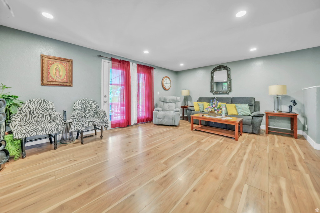 6828 W COPPERHILL DR West Valley City, UT 84128