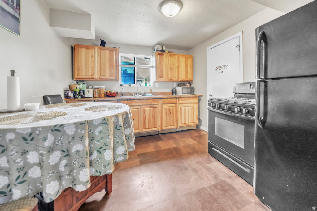 6828 W COPPERHILL DR West Valley City, UT 84128