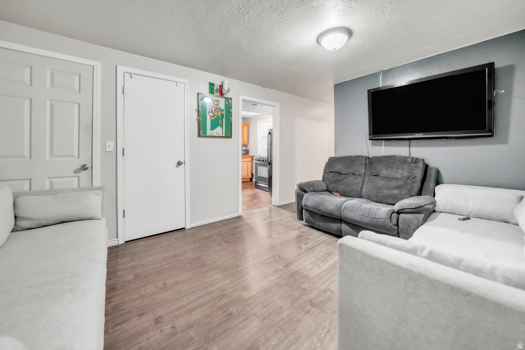 6828 W COPPERHILL DR West Valley City, UT 84128