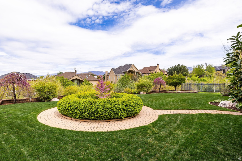 802 EAGLEPOINTE DR North Salt Lake, UT 84054
