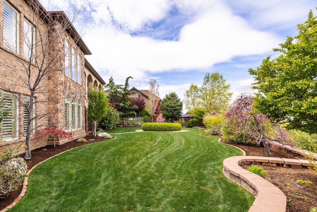 802 EAGLEPOINTE DR North Salt Lake, UT 84054