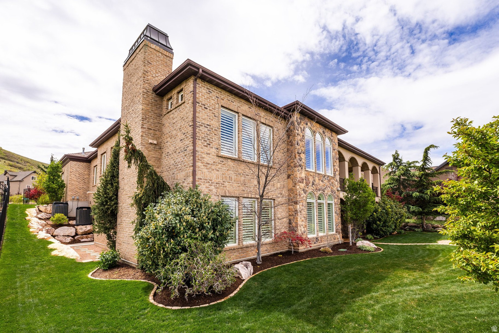 802 EAGLEPOINTE DR North Salt Lake, UT 84054
