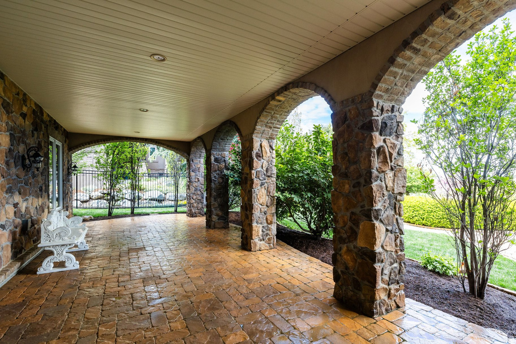 802 EAGLEPOINTE DR North Salt Lake, UT 84054