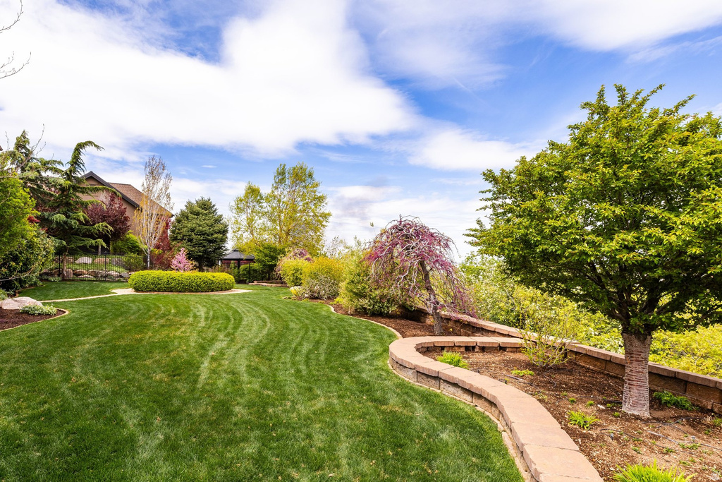 802 EAGLEPOINTE DR North Salt Lake, UT 84054