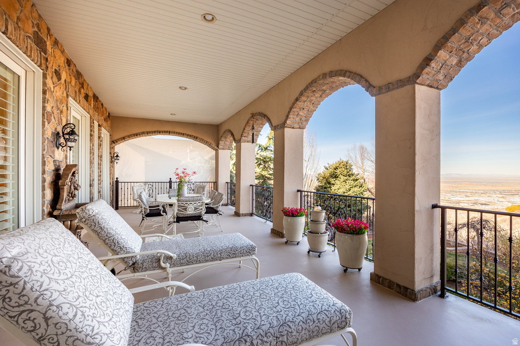 802 EAGLEPOINTE DR North Salt Lake, UT 84054