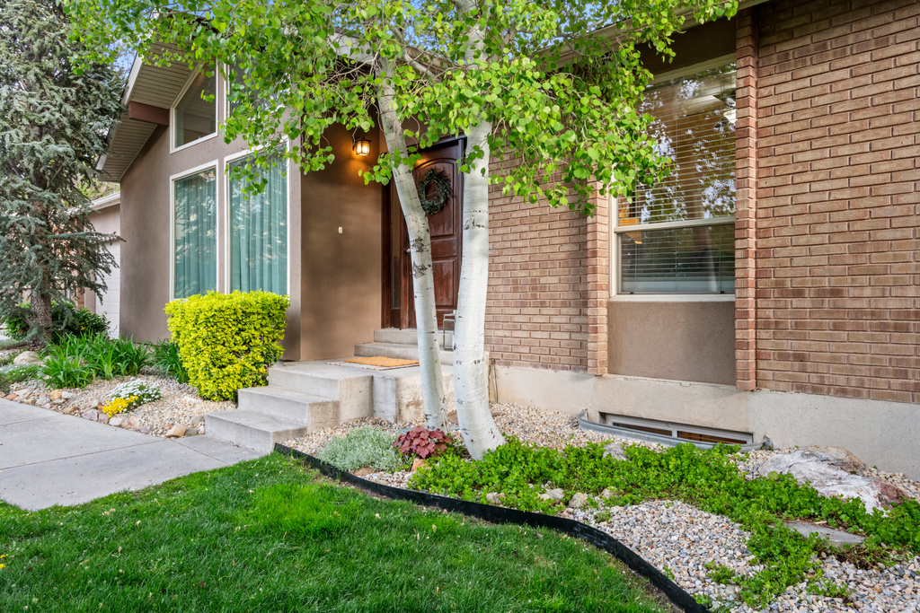 9722 S BUTTONWOOD CIR Sandy, UT 84092