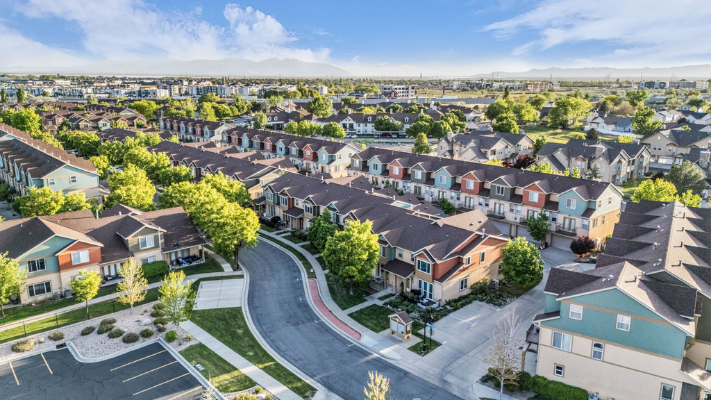 943 FARMINGTON XING Farmington, UT 84025