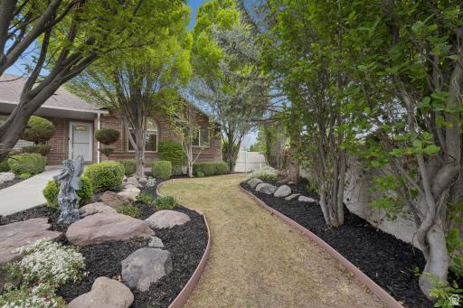 1097 W SNOWFLAKE CIR South Jordan, UT 84095