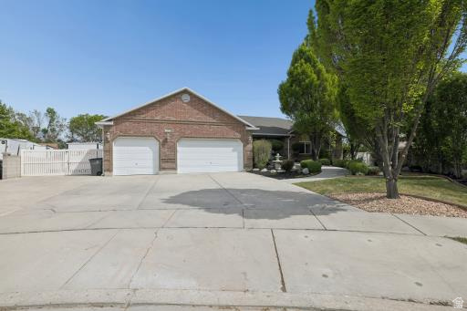 1097 W SNOWFLAKE CIR South Jordan, UT 84095