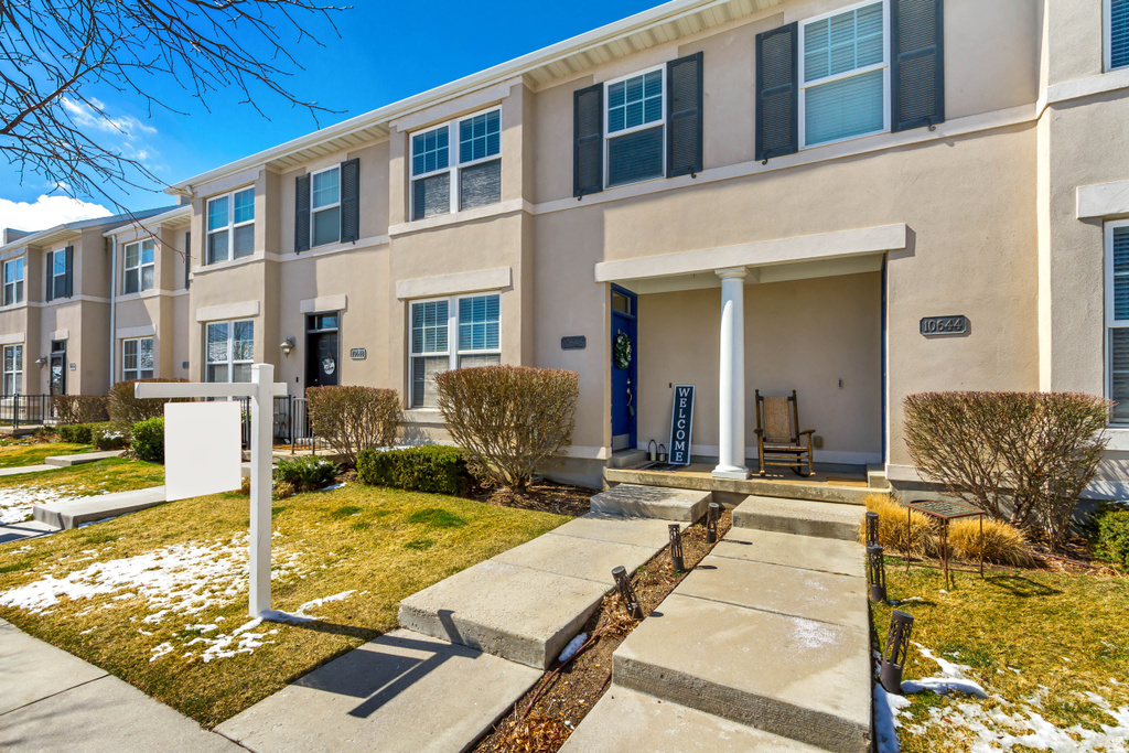 10646 S CAVE RUN LN South Jordan, UT 84009