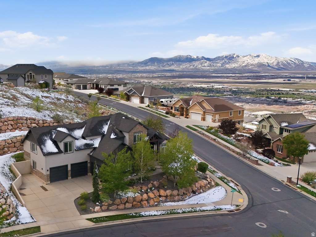 208 E PARKWAY CIR North Salt Lake, UT 84054