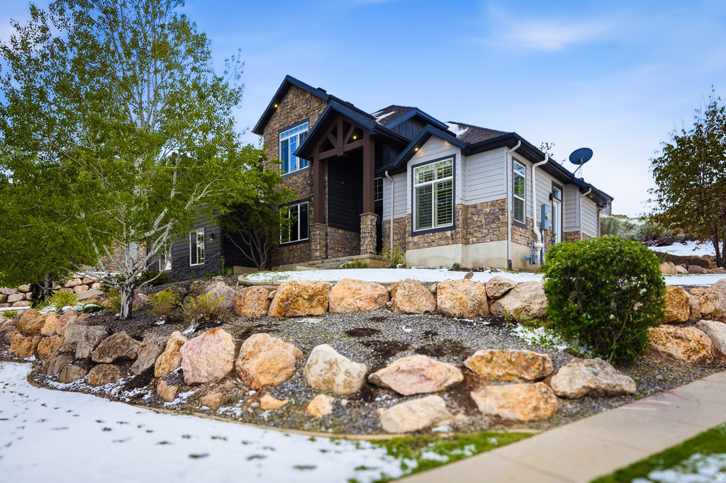 208 E PARKWAY CIR North Salt Lake, UT 84054