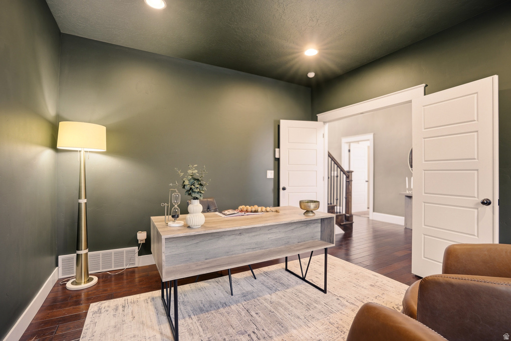 208 E PARKWAY CIR North Salt Lake, UT 84054