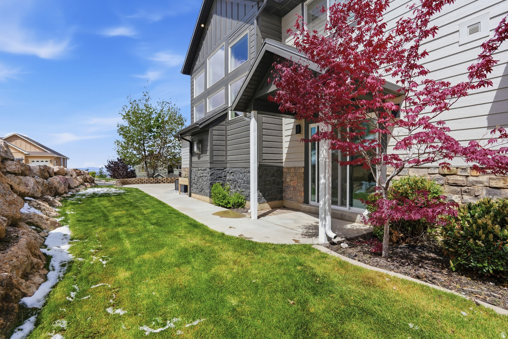 208 E PARKWAY CIR North Salt Lake, UT 84054