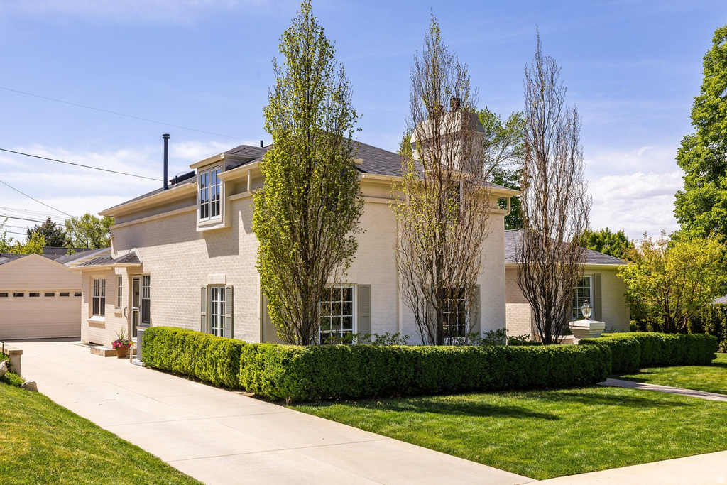 2390 E BERNADINE DR Salt Lake City, UT 84109