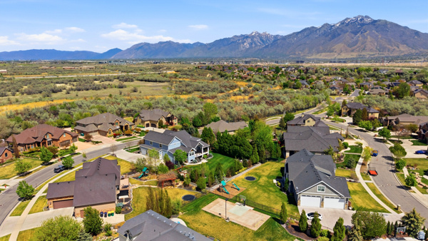 1229 W PEACOCK MIDGE DR Bluffdale, UT 84065