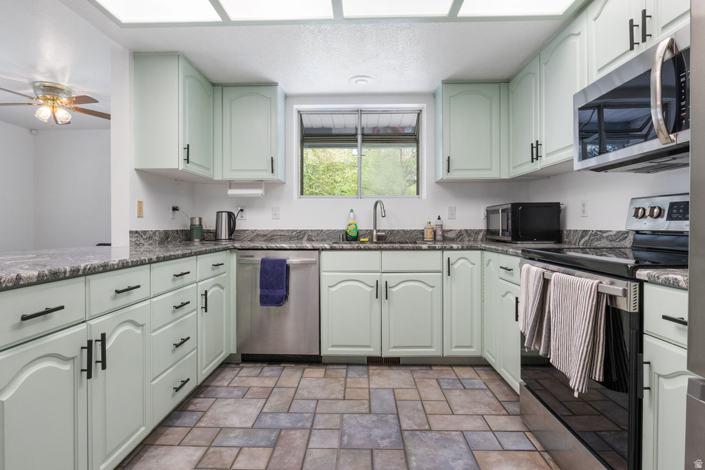 8649 S ALTA DR Sandy, UT 84093