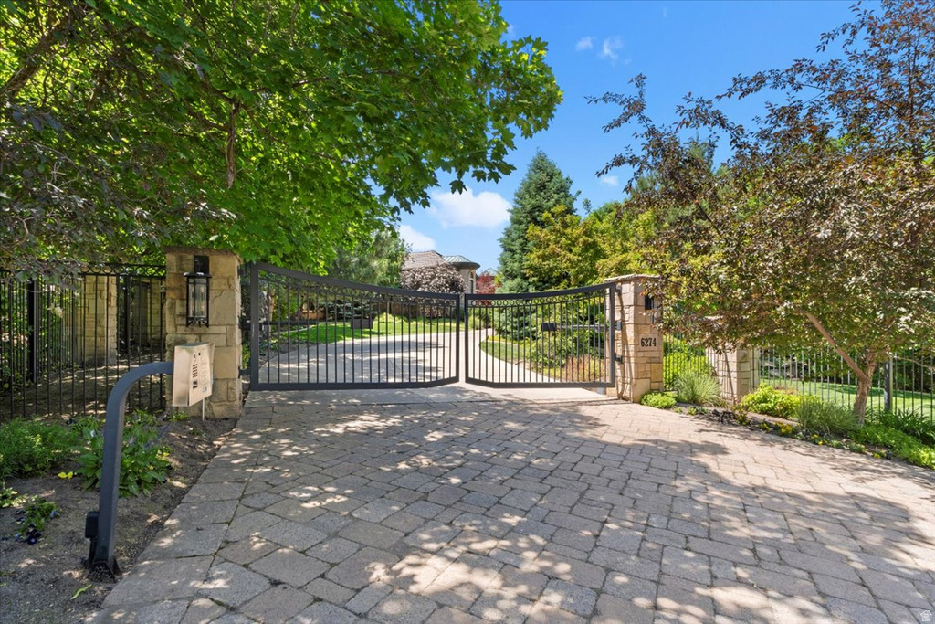 6274 S OLES LN Holladay, UT 84121