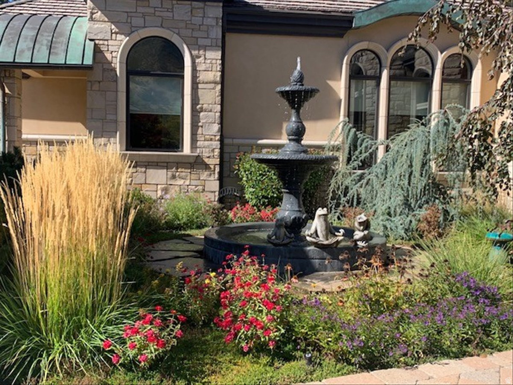 6274 S OLES LN Holladay, UT 84121