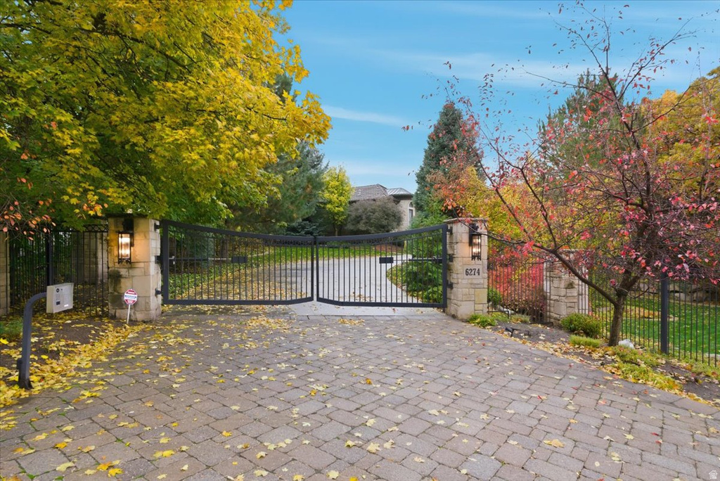 6274 S OLES LN Holladay, UT 84121