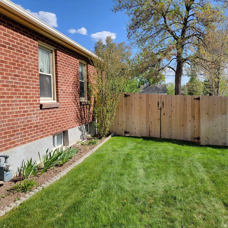 2040 E WHITE CIR Salt Lake City, UT 84109