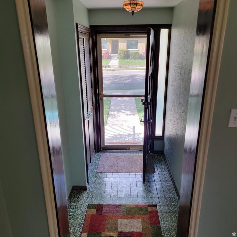 2040 E WHITE CIR Salt Lake City, UT 84109