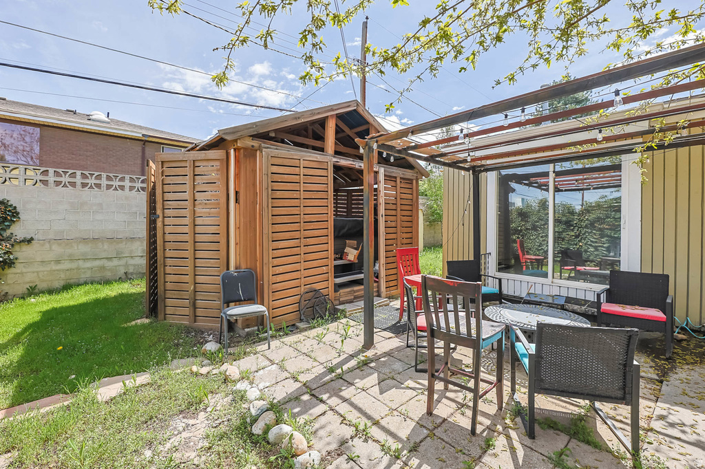 6883 S 2510 E Cottonwood Heights, UT 84121