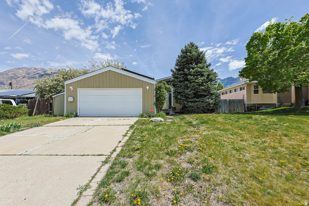 6883 S 2510 E Cottonwood Heights, UT 84121