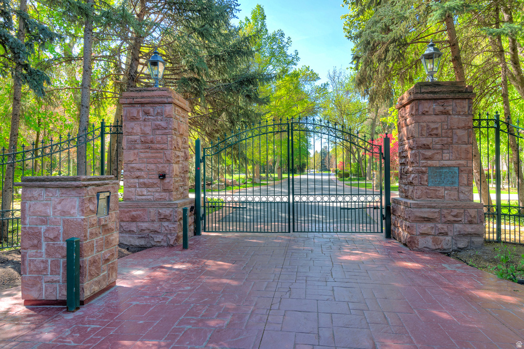 5543 S WALKER WOODS LN Holladay, UT 84117