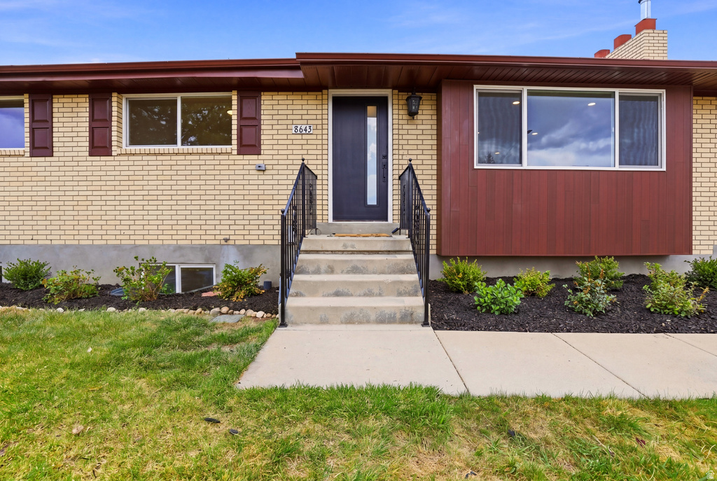 8643 S VAQUERO DR Sandy, UT 84094