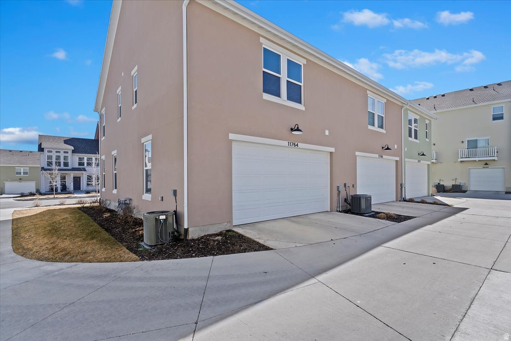 11764 S LEANDER DR South Jordan, UT 84009