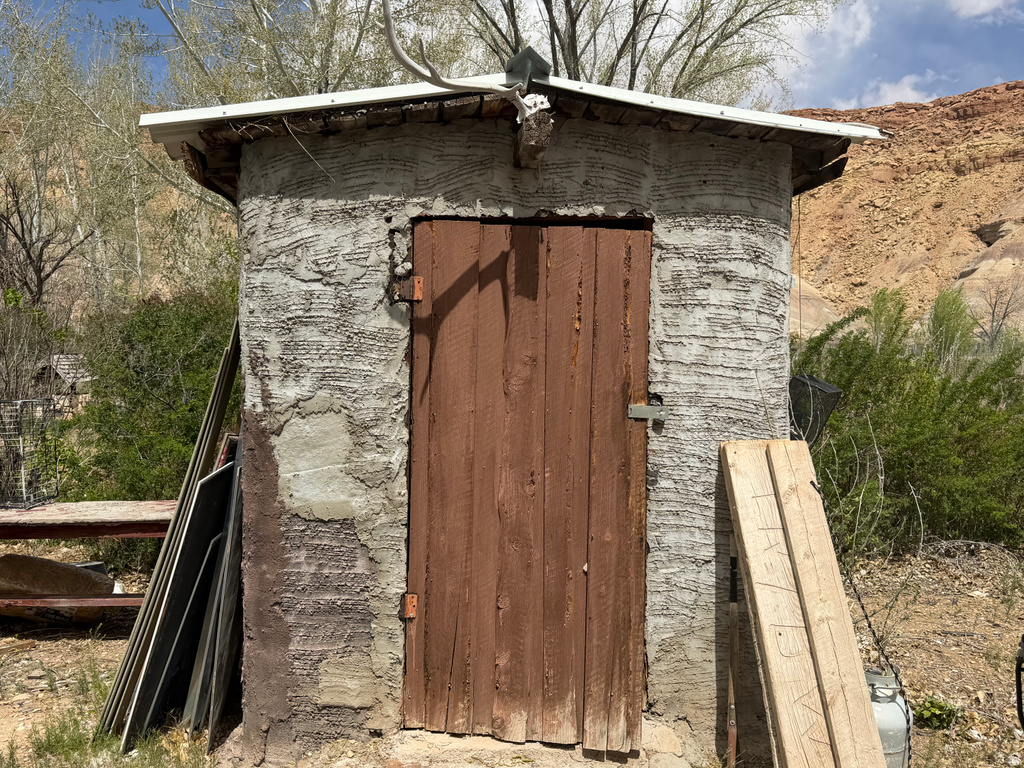 10429 E 4TH ST Randlett, UT 84063