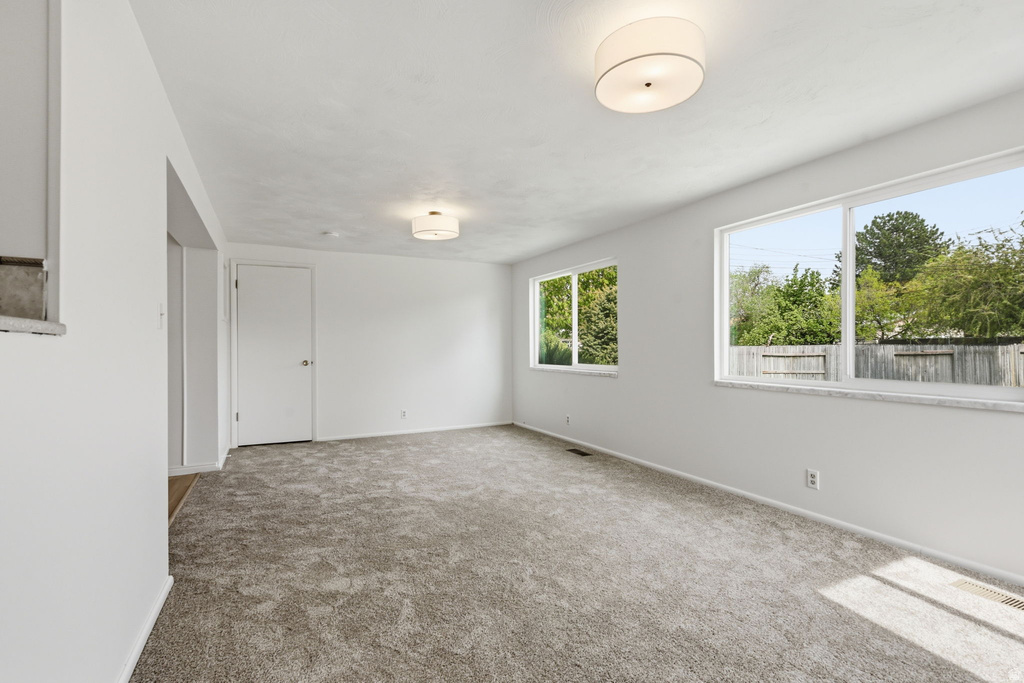 3677 W KEWANEE DR West Valley City, UT 84120