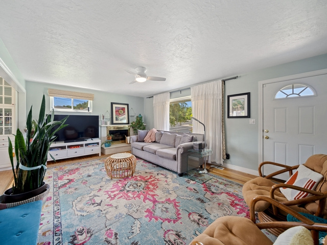 5597 S HILLSIDE DR Murray, UT 84107